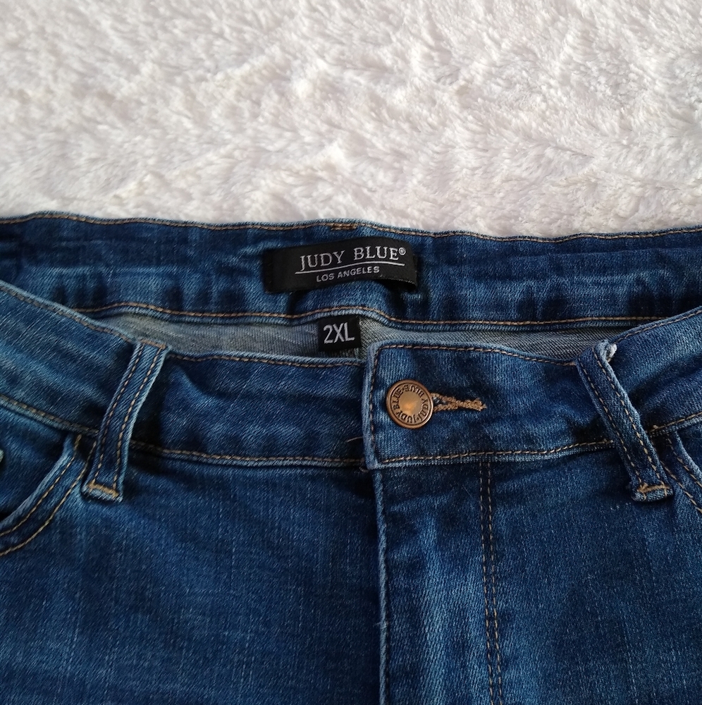 Judy Blue High Rise Distressed Shorts - Picture 4 of 6